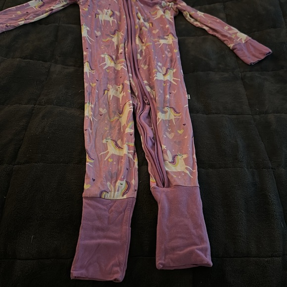 Little sleepies unicorn print zippie size 12-18 months. - Picture 6 of 6